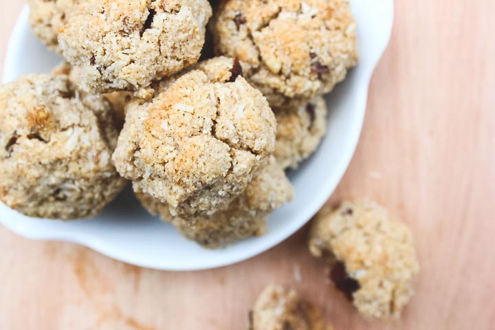 Gluten free almond meal cookies with walnuts and dates. Soft and sweet, flavoured with cinnamon, coconut and maple syrup - the perfect afternoon treat!