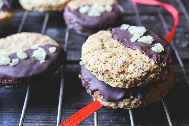 Chia seed cookies with chocolate and ginger. Gluten free and vegan - the perfect healthy christmas cookie.