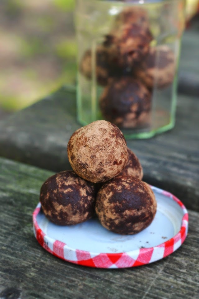Raw chocolate energy balls made with walnuts, dates, hemp seeds, cacao powder, cacao nibs and maca powder. Vegan and gluten free.
