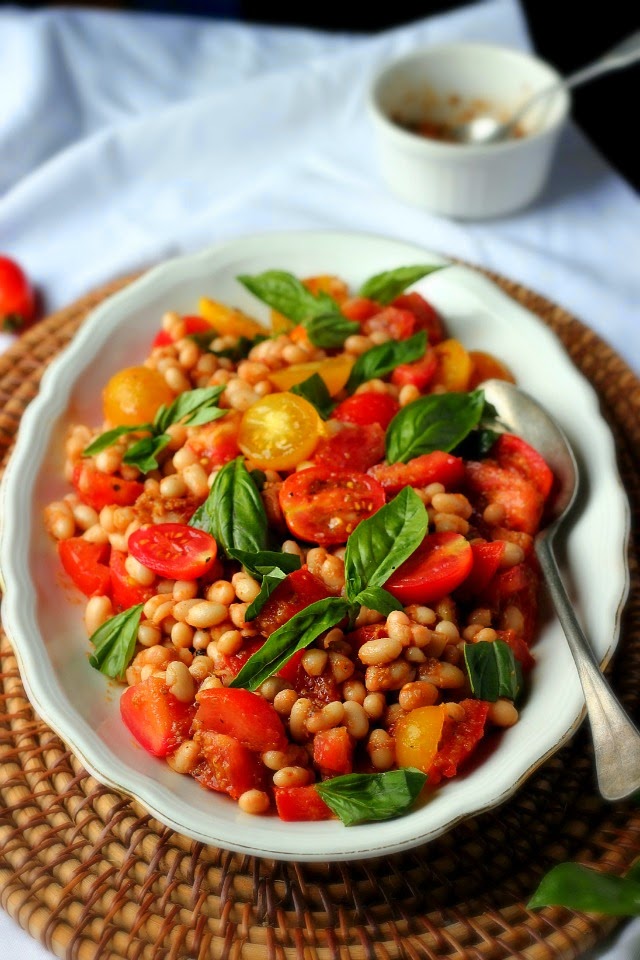 Tomato white bean salad provencal. A simple summer dishes with juicy tomatoes, creamy white beans, salty olives and basil. Vegan and gluten free.