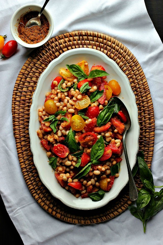 Tomato white bean salad provencal. A simple summer dishes with juicy tomatoes, creamy white beans, salty olives and basil. Vegan and gluten free.